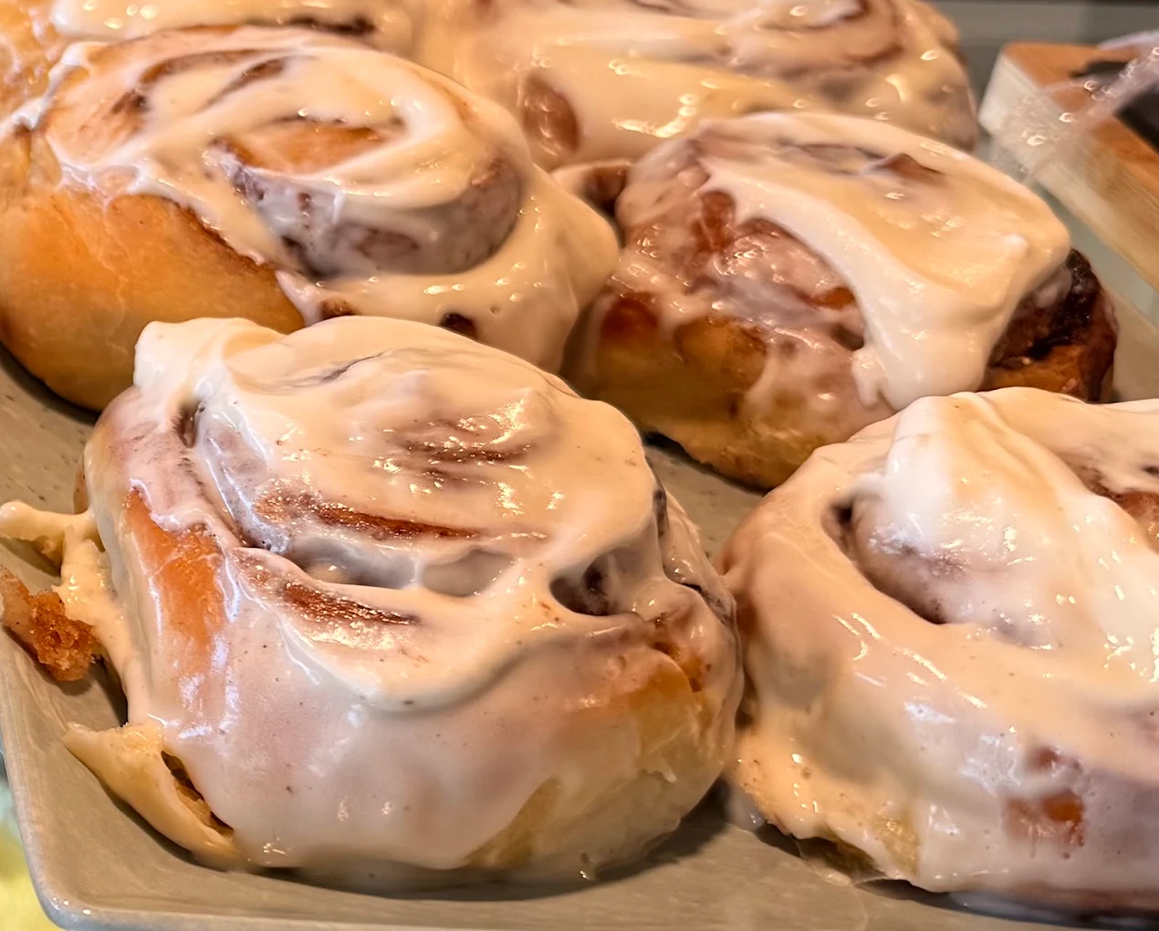 Cinnamon rolls recién horneados glaseados