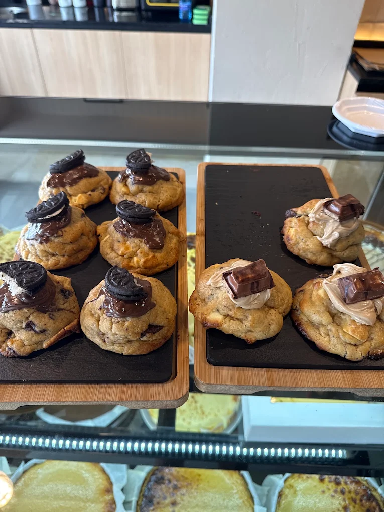 Cookies de chocolate con Kinder Bueno y Oreo