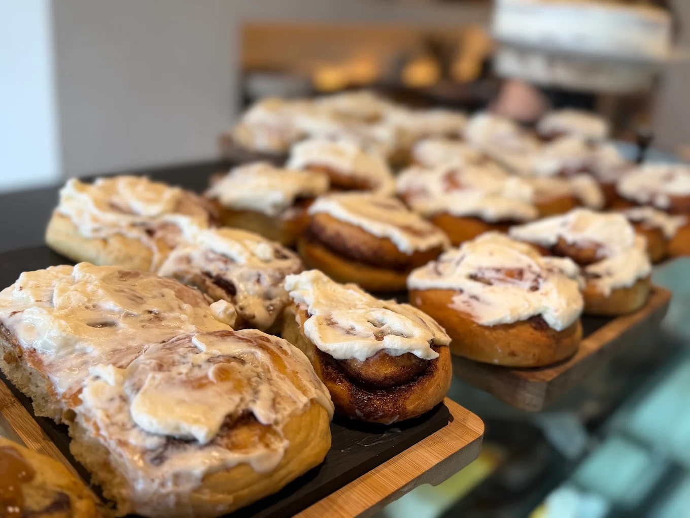 Mini rolls de canela glaseados en vitrina
